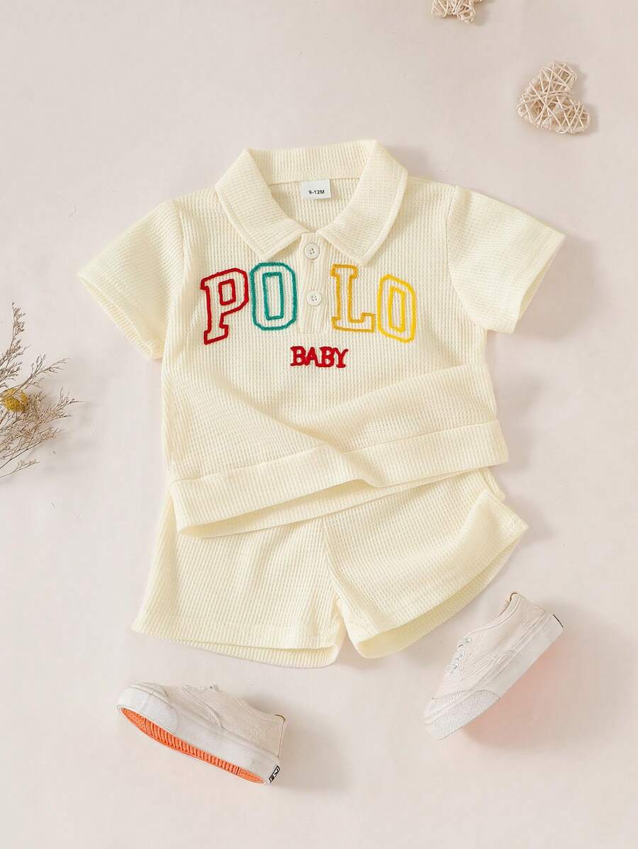 2 piezas Camisa polo bordada con letras y pantalones cortos de gofre para niño pequeño, estilo universitario, primavera/verano, versátil
