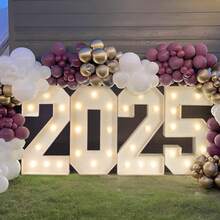 Decoración de graduación 2025 - Kit de arco con números 2025 de 2 pies de largo precortado - Cartel de tablero de espuma de collage - Decoración para la fiesta de reunión de la clase 2025 y el baile de graduación - Blanco - Ver 10