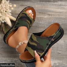 Damen Sommer Camouflage Plateau Keilsandalen mit dickem Riemen, batikfarbenes Camouflage-Muster Strand Lässig Outdoor Urlaub asymmetrisch, geeignet für Muttertag, täglichen Weg zur Arbeit, Strand, Hochzeit, Party, Büro, Zuhause und Outdoor, ganzjährige Hausschuhe