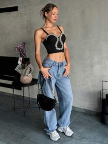 Top corto tipo corset para mujer con tirantes ajustables y escote realzado, diseño moderno con adorno brillante en forma de cadena decorativa frontal. Corte ajustado que resalta la silueta femenina, ideal para combinar con jeans, faldas o pantalones. Perfecto para fiestas, salidas nocturnas, citas y eventos especiales. Tejido suave y elástico que brinda comodidad y estilo en todo momento. Una prenda llamativa y elegante que no puede faltar en tu guardarropa si buscas un look audaz, sexy y con personalidad. - Negro - Ver 5