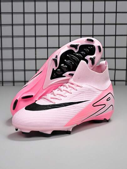1 paire de chaussures de football recommandées pour adolescents, crampons longs anti-dérapants haute-top adaptées pour toutes les saisons. Convient pour l'entraînement quotidien sur herbe et les matchs de football