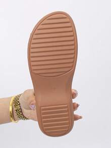 大码女式欧码 35-45 夏季新款时尚个性化欧美风格黄色 PU 鞋面休闲凉鞋，露趾厚底沙滩平底凉鞋，适合日常穿着