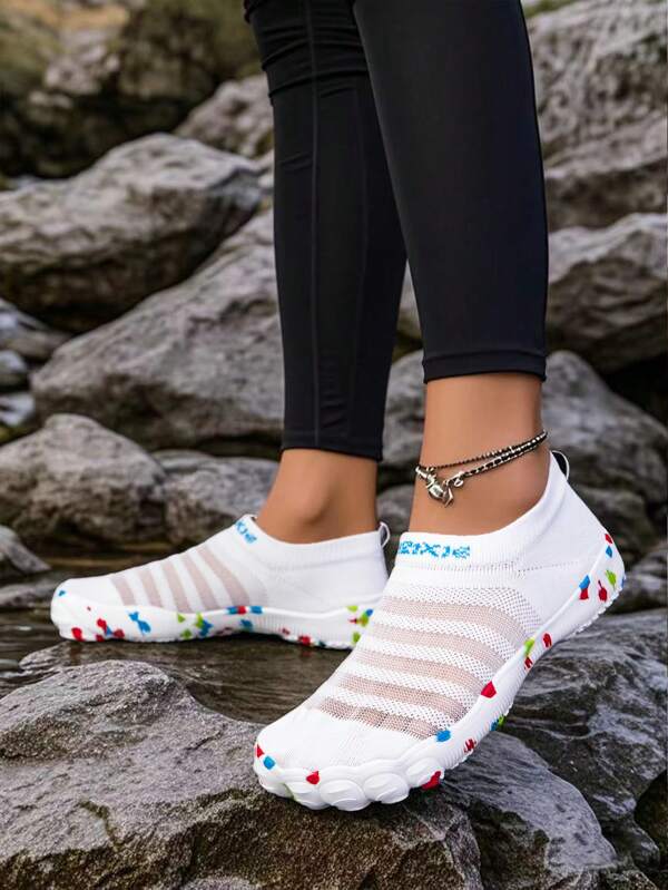 Chaussures de gué élargies style couple, chaussures pieds nus antidérapantes pour activités extérieures, à semelle supérieure en maille respirante, légères et sans lacets, convenant aux amateurs de pieds nus, à la natation, la plongée, la pêche, le camping, la plage, la rivière et le lac, la fitness et le yoga d'intérieur
