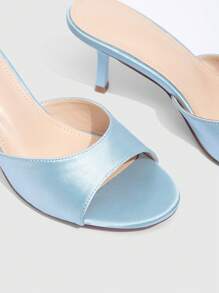 Nouvelles chaussures de femme au style britannique élégant et sexy, avec bout rond, enfiler facilement, talon mi-haut confortable minimaliste, talon carré fin et brillant. Polyvalentes pour le trajet, ton de couleur chaude bleu clair monochrome, matériau léger en canevas, convient pour le printemps, l'automne, les occasions sociales, le style de rue, chaussures gracieuses pour femmes toute saison