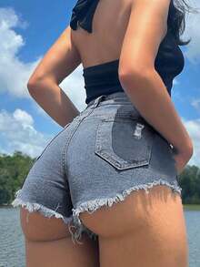 牛仔女郎夏季弹力牛仔短裤，适合音乐节，时尚性感，弹力做旧修身沙滩牛仔短裤，毛边裤脚和口袋设计 - 中等水洗藍 - 查看 3