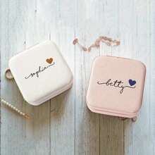 1 件定制生日名字首饰盒、方形皮革首饰旅行收纳包盒、妈妈礼物展示盒、伴娘个性化礼物、情人节礼物、女士礼物、伴娘礼物、多功能、可重复使用、精致、时尚、高品质、色彩鲜艳、现代、定制、个性化、独特、适合男士、女士、男朋友、朋友、茶室、家居、花园、办公室、周年纪念日、情人节、母亲节、生日、父亲节、毕业典礼、婚礼、乔迁、首饰盒和收纳盒 - 白色 - 查看 4