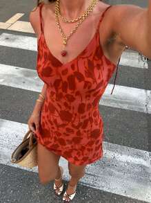 Un vestido corto de verano con estampado y tirantes finos, vestido de fiesta para cóctel