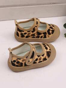 1 双幼儿女孩平底一脚蹬鞋，豹纹棕色面料，钩环带，圆头，防滑，休闲公主鞋适合 1-12 岁女孩，日常、派对、旅行、春秋新款