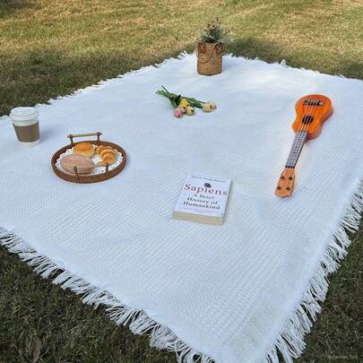 1 adet Beyaz Ekose Dokuma Piknik Matı, Püsküllü Süslemeli. Bu şık, kompakt ve taşınabilir kamp matı, geometrik deseni ve püsküllü kenar süslemesiyle açık hava kampı, seyahat ve park gezileri için vazgeçilmez bir üründür. Taşıması kolay ve katlanabilir tasarımı, kamp ve park gezileri için mükemmeldir.