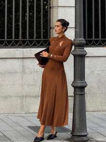 Vestido largo de manga larga y cuello halter ajustado de unicolor elegante para mujeres, estilo europeo y americano del verano 2025 - Marrón - Ver 1