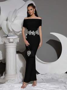 Nouvelle robe sexy et de luxe légère pour femmes, avec décoration florale en diamant et bandage renforcé. Design avec un col et un insert en maille transparente. Robe longue noire dos nu à porter pour les soirées, les festivals et les dîners de gala