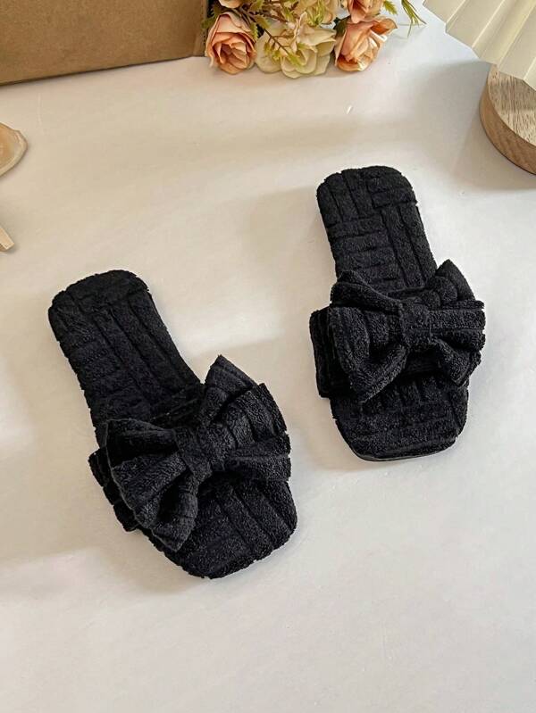 1 Pair Of Summer Promotion Square Toe Bow Fuzzy Children's Non-Slip Slippers Everything Casual Preppy Black Flat Flat Children's Slippers 3-12 Years Old For Indoor And Outdoor Vacation Solid Color Open-Toed Slippers