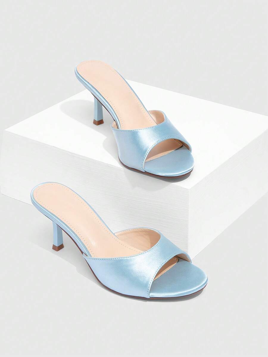Nouvelles chaussures de femme au style britannique élégant et sexy, avec bout rond, enfiler facilement, talon mi-haut confortable minimaliste, talon carré fin et brillant. Polyvalentes pour le trajet, ton de couleur chaude bleu clair monochrome, matériau léger en canevas, convient pour le printemps, l'automne, les occasions sociales, le style de rue, chaussures gracieuses pour femmes toute saison