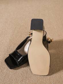 Sandales à talons hauts pour femmes, printemps/été. Décor de tige en texture de pierre noire à la mode, design à bout carré avec décor de chaîne métallique classique sur le talon arrière. Talons épais convenant pour le travail, les courses, la soirée, les fêtes. S'assortit bien aux robes. Sandales à talons épais confortables pour les déplacements. - Noir - Voir 5