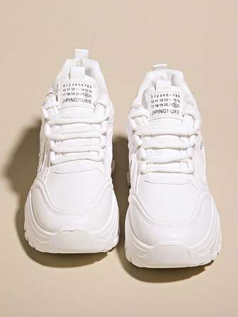 Fritidsgymnastikskor för plattform för kvinnor, vita sportskor, 2025 vårens nya tjockbottna, ökad höjd bantningsdesign, små vita skor