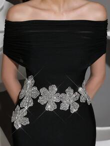 Nouvelle robe sexy et de luxe légère pour femmes, avec décoration florale en diamant et bandage renforcé. Design avec un col et un insert en maille transparente. Robe longue noire dos nu à porter pour les soirées, les festivals et les dîners de gala