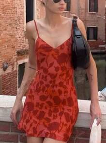 Un vestido corto de verano con estampado y tirantes finos, vestido de fiesta para cóctel