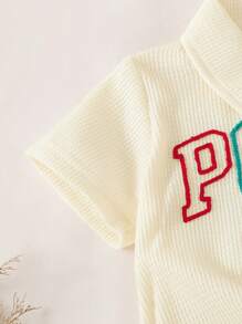 2 piezas Camisa polo bordada con letras y pantalones cortos de gofre para niño pequeño, estilo universitario, primavera/verano, versátil