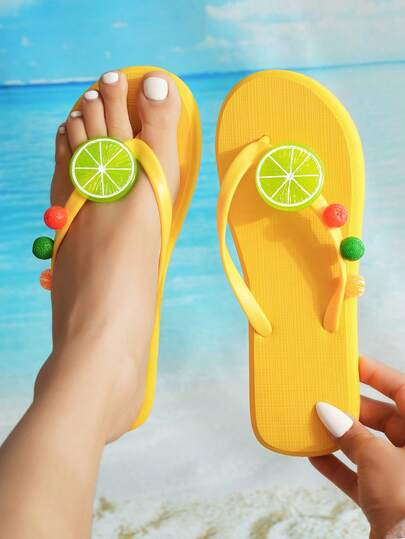 Dép lê nữ Vacation Flair 2025, nhẹ và thoải mái, màu vàng với họa tiết trái cây, thích hợp cho hoạt động ngoài trời, bãi biển, du lịch và mùa hè.