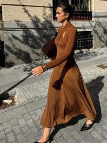 Vestido largo de manga larga y cuello halter ajustado de unicolor elegante para mujeres, estilo europeo y americano del verano 2025 - Marrón - Ver 2