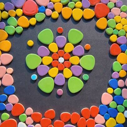 100g/200g Livraison aléatoire de morceaux de mosaïque de formes ovales + pointillées, matériaux de création de mosaïque de couleurs arc-en-ciel, convenant pour l'artisanat, les escaliers extérieurs, les dessus de table, les lavabos de salle de bain, la décoration murale de cheminée