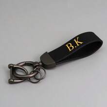 Personalisierte, mit Namen versehene Schlüsselkette für Herren, Geschenkidee für Männer, Metall Anhänger an Wildleder-Imitat PU Leder Schlüsselkette, einfache Schlüsselanhänger zum selbst beschriften, ideal für beruflichen und privaten Gebrauch - perfektes Geschenk zum Vatertag, Valentinstag, langanhaltend, farbig, süß, bezaubernd, witzig, kawaii, Y2K-Stil, unisex, Lässig, individuell, personalisiert, einzigartig, Geschenkidee für ihn, sie, Freund, Freundin, Familie, Freunde