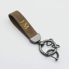 Personalisierte, mit Namen versehene Schlüsselkette für Herren, Geschenkidee für Männer, Metall Anhänger an Wildleder-Imitat PU Leder Schlüsselkette, einfache Schlüsselanhänger zum selbst beschriften, ideal für beruflichen und privaten Gebrauch - perfektes Geschenk zum Vatertag, Valentinstag, langanhaltend, farbig, süß, bezaubernd, witzig, kawaii, Y2K-Stil, unisex, Lässig, individuell, personalisiert, einzigartig, Geschenkidee für ihn, sie, Freund, Freundin, Familie, Freunde