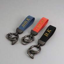 Personalisierte, mit Namen versehene Schlüsselkette für Herren, Geschenkidee für Männer, Metall Anhänger an Wildleder-Imitat PU Leder Schlüsselkette, einfache Schlüsselanhänger zum selbst beschriften, ideal für beruflichen und privaten Gebrauch - perfektes Geschenk zum Vatertag, Valentinstag, langanhaltend, farbig, süß, bezaubernd, witzig, kawaii, Y2K-Stil, unisex, Lässig, individuell, personalisiert, einzigartig, Geschenkidee für ihn, sie, Freund, Freundin, Familie, Freunde