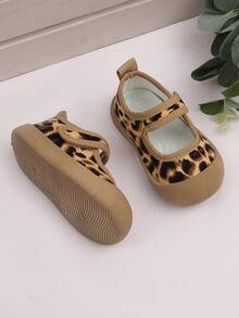 1 双幼儿女孩平底一脚蹬鞋，豹纹棕色面料，钩环带，圆头，防滑，休闲公主鞋适合 1-12 岁女孩，日常、派对、旅行、春秋新款