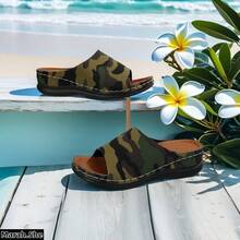 Damen Sommer Camouflage Plateau Keilsandalen mit dickem Riemen, batikfarbenes Camouflage-Muster Strand Lässig Outdoor Urlaub asymmetrisch, geeignet für Muttertag, täglichen Weg zur Arbeit, Strand, Hochzeit, Party, Büro, Zuhause und Outdoor, ganzjährige Hausschuhe