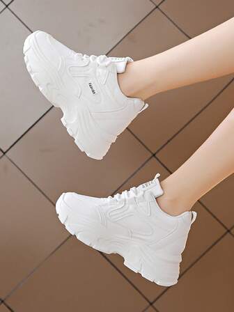 Fritidsgymnastikskor för plattform för kvinnor, vita sportskor, 2025 vårens nya tjockbottna, ökad höjd bantningsdesign, små vita skor