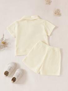 2 piezas Camisa polo bordada con letras y pantalones cortos de gofre para niño pequeño, estilo universitario, primavera/verano, versátil