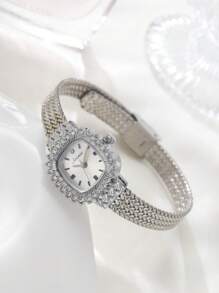 SOCENI 1pc Gold Sliver Luxury Women's Watch Embedded With Diamonds And Square Dial. It Can Be Worn On A Daily Basis, Or For Occasions Such As Parties, Holidays And Outings To Decorate The Wrist. It Is Water Resistant Up To 30m.