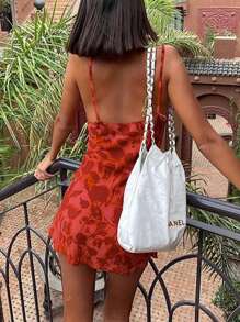 Un vestido corto de verano con estampado y tirantes finos, vestido de fiesta para cóctel