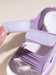 一双时尚夏季儿童凉鞋，可爱的户外跑步鞋，轻便舒适，适合海滩度假和玩耍，以及回到学校宿舍穿脱的时尚凉鞋 - 紫色 - 查看 5