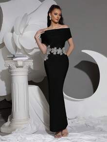 Nouvelle robe sexy et de luxe légère pour femmes, avec décoration florale en diamant et bandage renforcé. Design avec un col et un insert en maille transparente. Robe longue noire dos nu à porter pour les soirées, les festivals et les dîners de gala