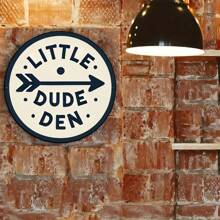 1pc 2D Retro "Little Dude Den" Metal Sign, 8 Inch Round Metal Wall Decor, Suitable For Bar And Office Decoration, Durable Waterproof, Perfect For Home, Patio, Garden, Bar Wall Art Decor - Hole Style Random