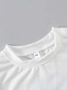 Conjunto de 2 piezas de camiseta de manga corta de cuello redondo y pantalones cortos con estampado de bandera estadounidense, estilo informal para niños