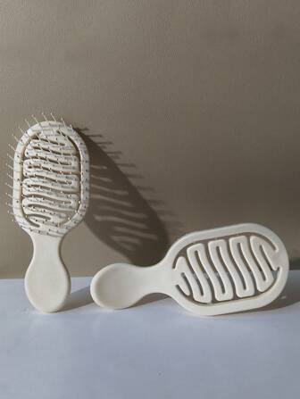 1支迷你象牙色镂空造型梳，干湿两用，适合夏季、返校季、旅行度假等场合，是女士必备的美发配件。这款梳子集梳理、边缘梳、发梳、解结梳、球形梳、迷你发梳套装、木梳、发梳、梳子、后梳、发梳、边缘梳、解结梳、美发工具、美发用品、护发、卷发梳、理发师、美发设备、小梳子、迷你发梳、发型、美发、发梳、后梳、造型梳、卷发梳、边缘梳、发梳、梳发、发梳套装、梳发、卷发梳、解结梳、女士发梳、头发、旅行、美发产品、美发工具、美发用品、理发师、理发师配件、理发店、美发设备于一体。