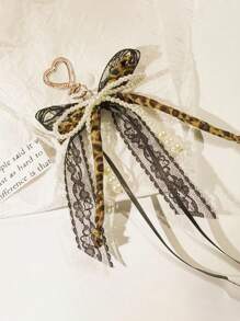 Porte-clés femme en forme de cœur avec nœud en fausses perles et imprimé léopard, boucle à ressort en forme de cœur couleur or clair, pendentif en dentelle et perles – un accessoire métallique élégant pour sacs à dos, portefeuilles et coques de téléphone. Pendentif couple à la mode et à la mode style années 2000, sac bowling, sac à main, sac bandoulière, cadeaux de fête, de remise de diplôme, d'anniversaire, de Nouvel An, pour couples, famille, amis et camarades de classe.