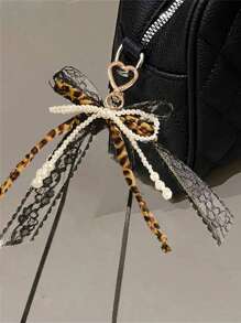 Porte-clés femme en forme de cœur avec nœud en fausses perles et imprimé léopard, boucle à ressort en forme de cœur couleur or clair, pendentif en dentelle et perles – un accessoire métallique élégant pour sacs à dos, portefeuilles et coques de téléphone. Pendentif couple à la mode et à la mode style années 2000, sac bowling, sac à main, sac bandoulière, cadeaux de fête, de remise de diplôme, d'anniversaire, de Nouvel An, pour couples, famille, amis et camarades de classe.