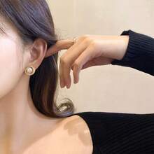 一对镶有水钻的珍珠耳环，适合日常佩戴