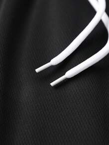(Set de dos piezas) Conjunto deportivo de verano para hombres, con estilo de moda, amigable con la piel, versátil y cómodo para baloncesto, con parte superior de tirantes personalizada impresa y shorts