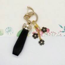 TTOBS 1pc Elegant Leather Key Chain With Lovely Flower Pendant - Durable, Fashionable And Multifunctional Keychain For Women - Variety Of Colors, Perfect Accessory And Gifting Idea For Car Owners