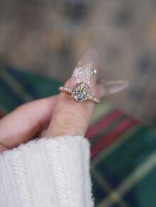 1 件 2 克拉优雅椭圆形切割莫桑石钻石订婚戒指 | 玫瑰金戒指 | 经典四爪镶嵌，镶嵌闪亮点缀宝石 | 非常适合婚礼、求婚和情人节礼物