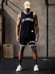 (Set de dos piezas) Conjunto deportivo de verano para hombres, con estilo de moda, amigable con la piel, versátil y cómodo para baloncesto, con parte superior de tirantes personalizada impresa y shorts
