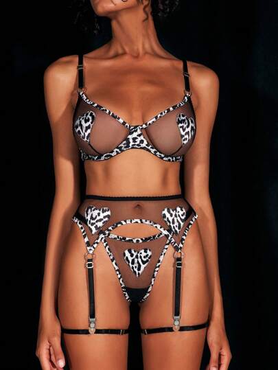 Ensemble de lingerie composé d'un soutien-gorge et d'un slip en filet léopard avec contraste en forme de cœur
