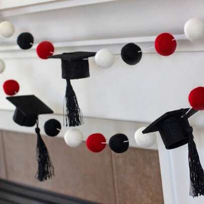 1 قطعة من إكليل الشعور بقبعة التخرج باللون الأحمر والأسود والأبيض مع خيوط معلقة سوداء، ديكور للجدران، غطاء رأس الدرجة العلمية، شعار الحفل، ديكور مناسب لحفلات الحزب، هدية للأخت