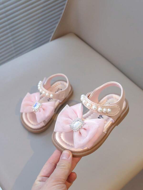 Sandálias para meninas, calçados esportivos com sola macia, versão coreana 2025, sapatos infantis versáteis de princesa, sapatos de princesa com bico redondo, verão