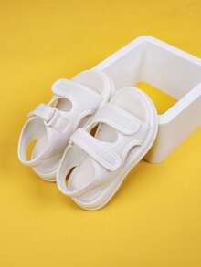 صنادل أطفال صيفية جديدة، الأوتاد مصنوعة من مطاط ناعم، مقاومة للانزلاق والتآكل، تصميم بسيط وأنيق، مناسبة للسفر والخروج والشاطئ والارتداء المنزلي، باللون الأبيض